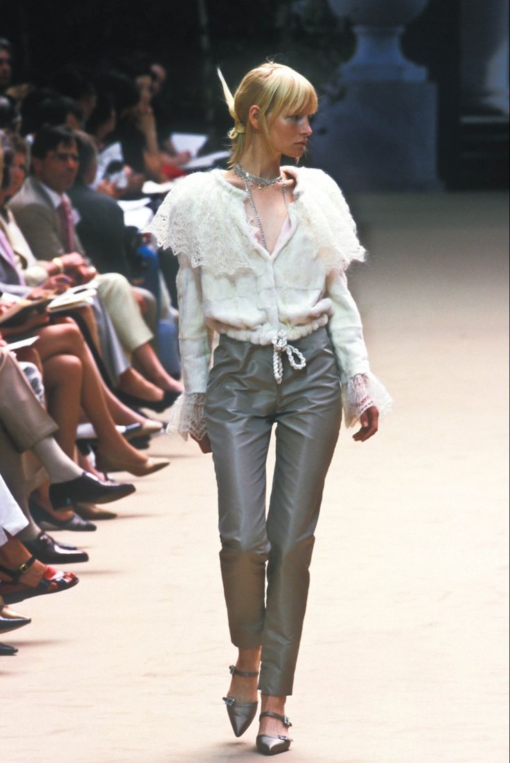 _ArchiveFashion's tweet photo. Pierre Balmain F/W 1998 Haute Couture by Oscar de la Renta https://t.co/gxchwDpYOR