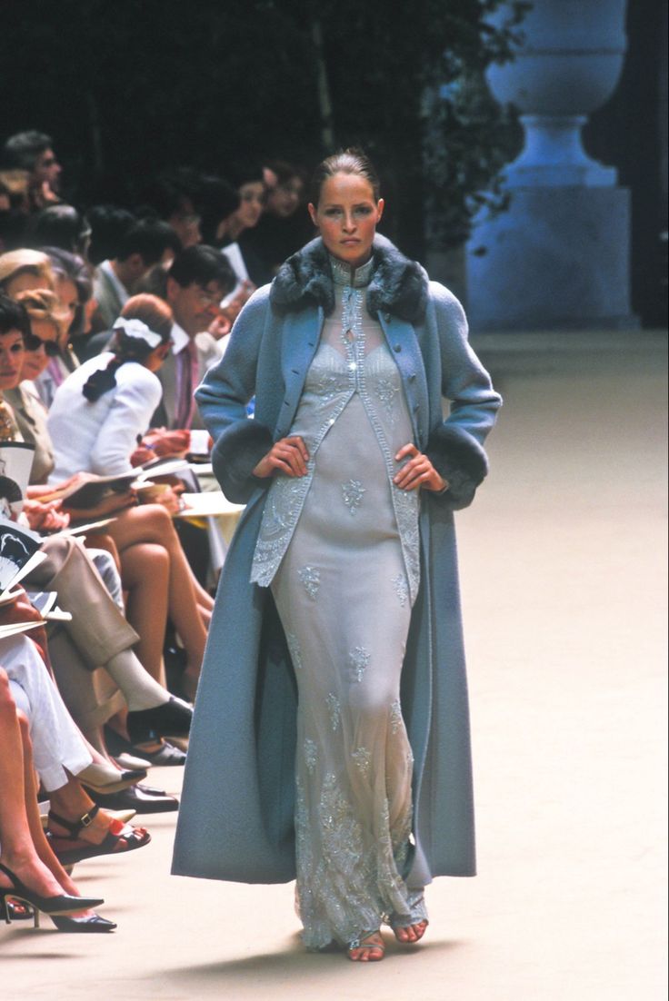 _ArchiveFashion's tweet photo. Pierre Balmain F/W 1998 Haute Couture by Oscar de la Renta https://t.co/gxchwDpYOR