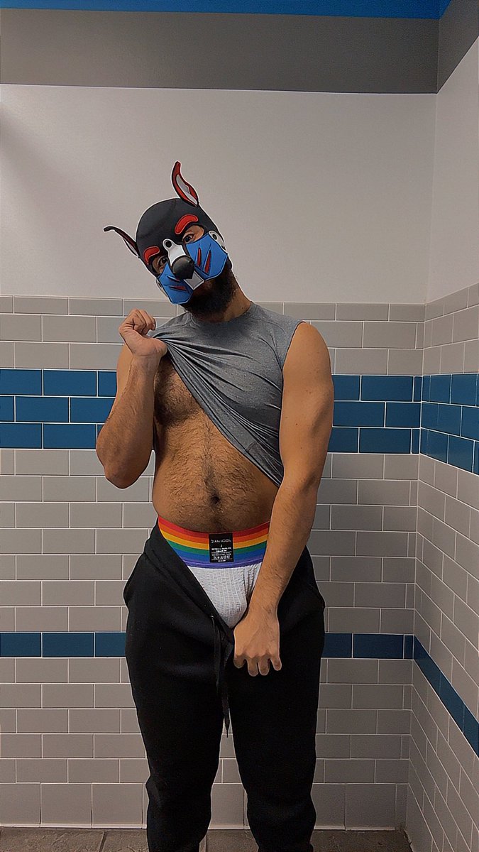 Biscuitlatenite's tweet photo. Wanna meet puppy in the locker room ?🐶😜 https://t.co/fCiUxCi4Ms