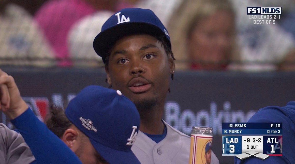 DoyersDave's tweet photo. No way!! Look at what De Paula was holding before the Max Muncy bomb! @PinQu33n 
#Dodgers https://t.co/7bPsugJR9p
