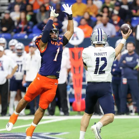 EliWilliams_TB's tweet photo. Thank you @seth_wilson43 for the personal Invite to the @UTSAFTBL game tomorrow! 🔹🔸@CoachTraylor @CoachAshDL @CoachJessLoepp @coachgscott2 @DeralMillerFB #UTSA  #BirdsUp #Roadrunners #UTSAFootball
#210Football #RunTheBirds

@ClemensBuffsFB @scbuffalostrong
@Orchard_RS @2MGE_ @210Preps
@PrepRedzoneTX @PrepRedzone
@iam_alinedouard @GPowersScout
@Coach_Lehnhoff @scbuffalostrong
@BDammone @CoachPawelek
@scclbuffs @KABBFOX29
@CoachCamWeeks @_RL_Martin