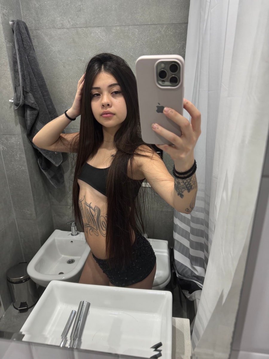 MidnightKateX's tweet photo. spends way too much taking mirror pics lol https://t.co/wOvrQglcdx