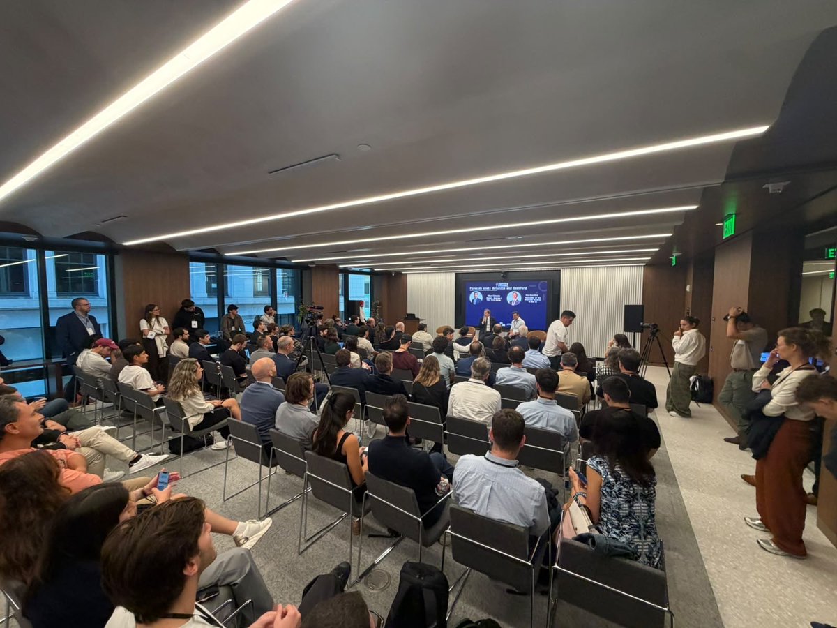 alejandrito's tweet photo. Gran momento en el primer "Argentina at Silicon Valley" en mi conversación con mi amigo Miguel Galuccio, fundador, Chairman y CEO de Vista Energy.

Vista es hoy el primer productor independiente de petróleo de la Argentina y el mayor exportador de crudo de Vaca Muerta, cotiza en Nueva York y vale más de USD 7.000 millones.

Hablamos de cómo construir desde la Argentina una empresa de clase mundial, del papel de Vaca Muerta en el nuevo mapa energético que impulsa la inteligencia artificial y del liderazgo y el legado de una generación de fundadores argentinos.

Con el gobierno del Presidente @JMilei, la Argentina creó las condiciones para que sus empresas crezcan, inviertan y compitan en el mundo. 🇦🇷🇺🇸⚡⚡