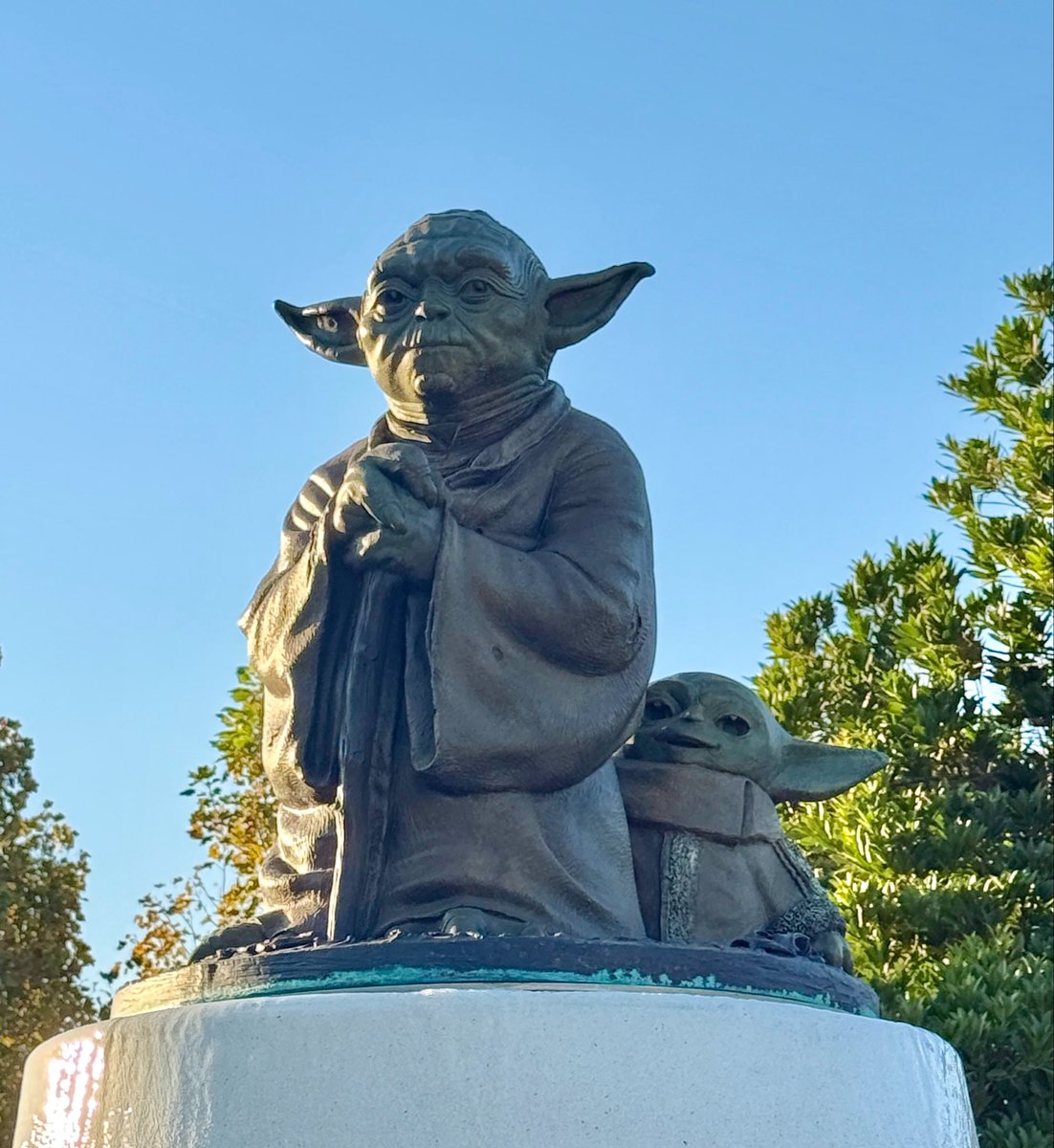 ayutty_marvel's tweet photo. ちょっと待て…
ヨーダとグローグー愛おしすぎる🥹💚

📍ルーカスミュージアム近くの公園
無料で入れるからめっちゃおすすめ！

#スターウォーズ #starwars https://t.co/H4gYApJQQf