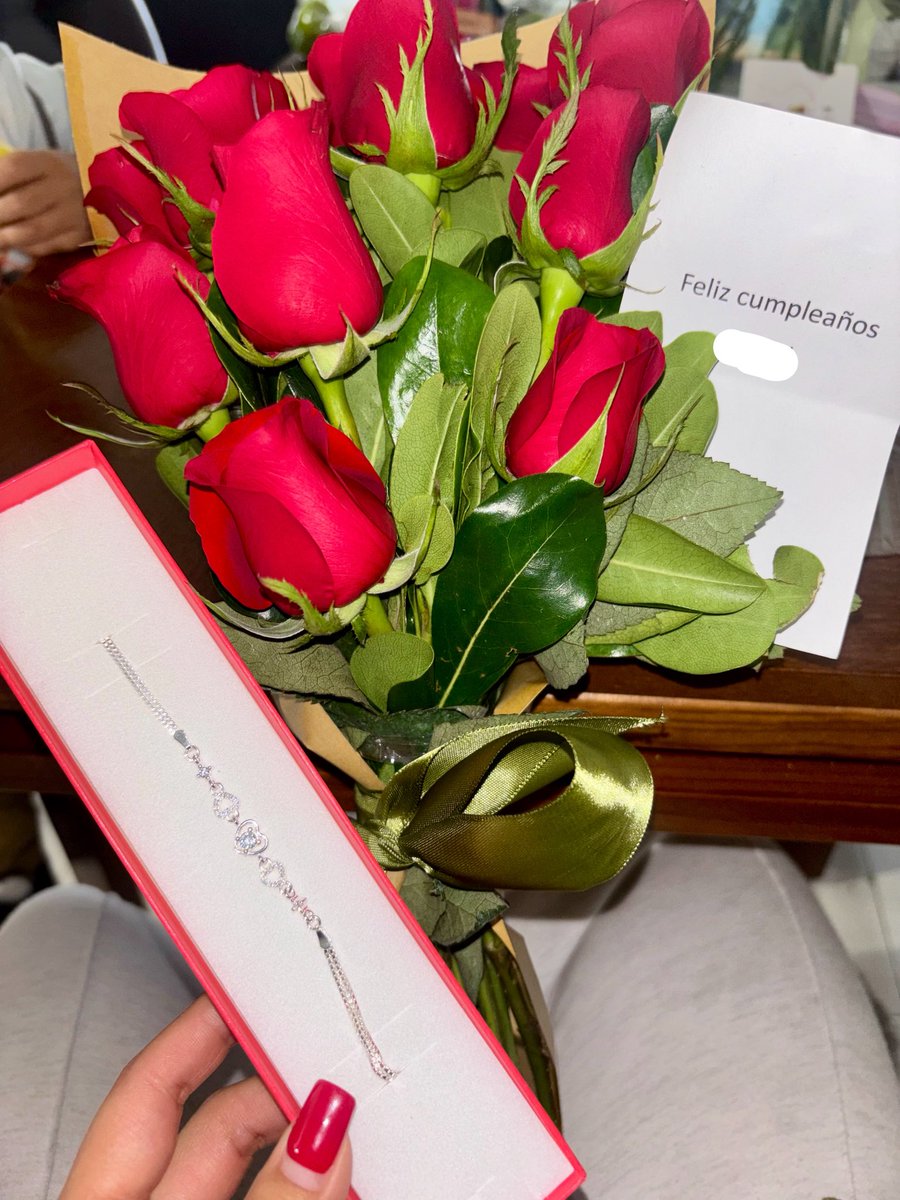 bee_vzla's tweet photo. Ya comenzaron a llegar mis regalitos de pre cumple 🎉 🥳 🎁 https://t.co/fcbNz7HYRU