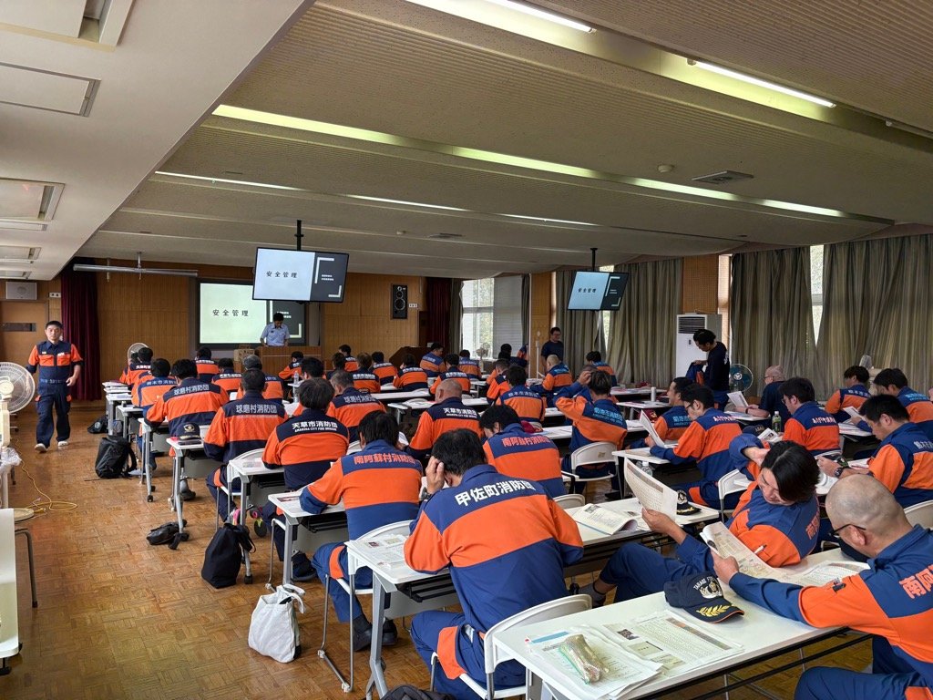 koshi_fvc's tweet photo. 令和8年10月3～4日、熊本県消防学校が開催する指揮幹部科（分団指揮課程）の訓練に参加しました。これは分団長級の消防団員を対象とした消防学校であり災害対応や災害対応指揮要領訓練や図上訓練を実施し災害対応について学びました。 ＃消防学校 ＃分団指揮 ＃消防団交流 ＃消防団広報 https://t.co/5bRtCHHTT2