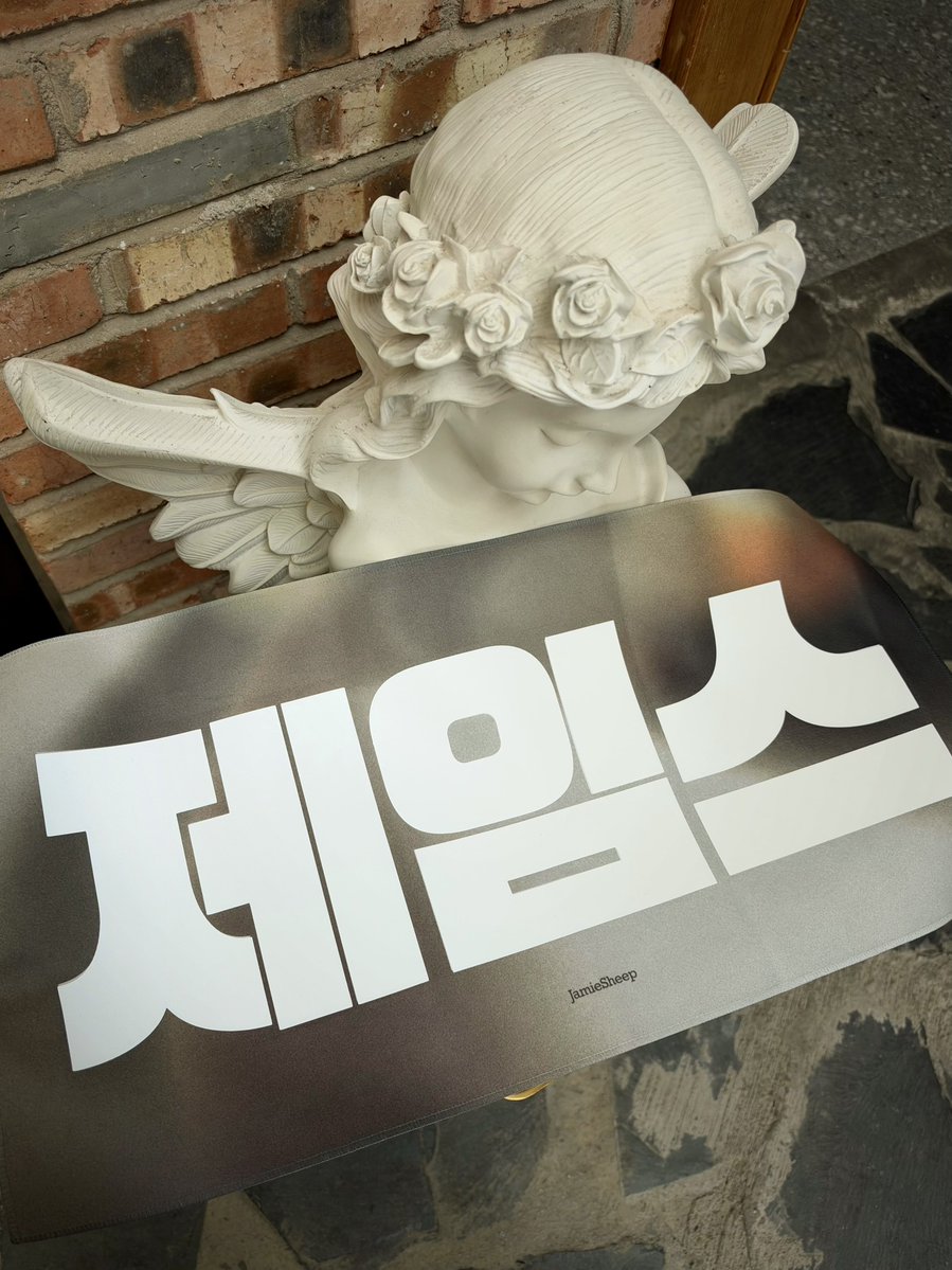 JamieSheep1014's tweet photo. slogan are here! 👐
Limited slogans &amp; fans available for Singapore pickup 🇸🇬
DM if interested! 💌

#제임스 #JAMES #赵雨凡 
#CORTIS #코르티스 https://t.co/hpSbRfnw47