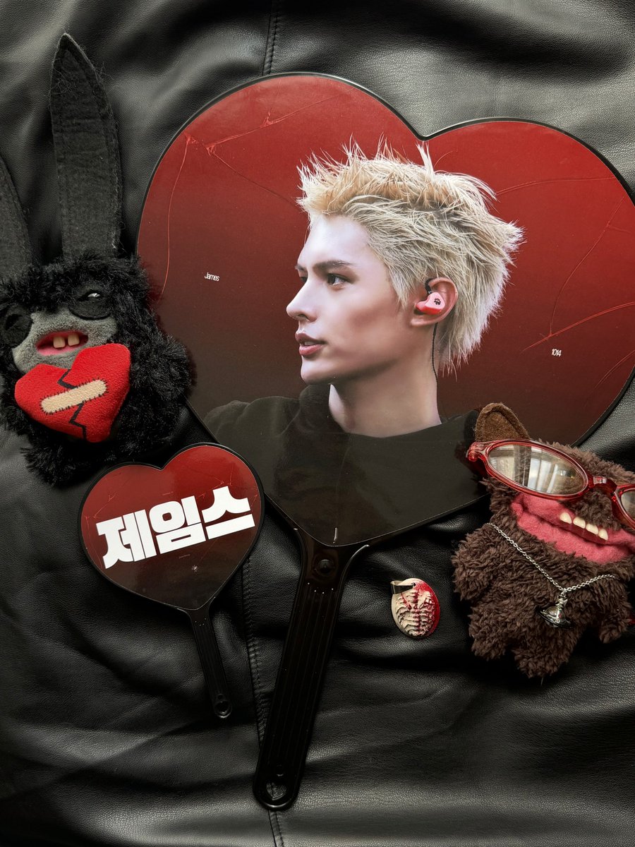 JamieSheep1014's tweet photo. slogan are here! 👐
Limited slogans &amp; fans available for Singapore pickup 🇸🇬
DM if interested! 💌

#제임스 #JAMES #赵雨凡 
#CORTIS #코르티스 https://t.co/hpSbRfnw47