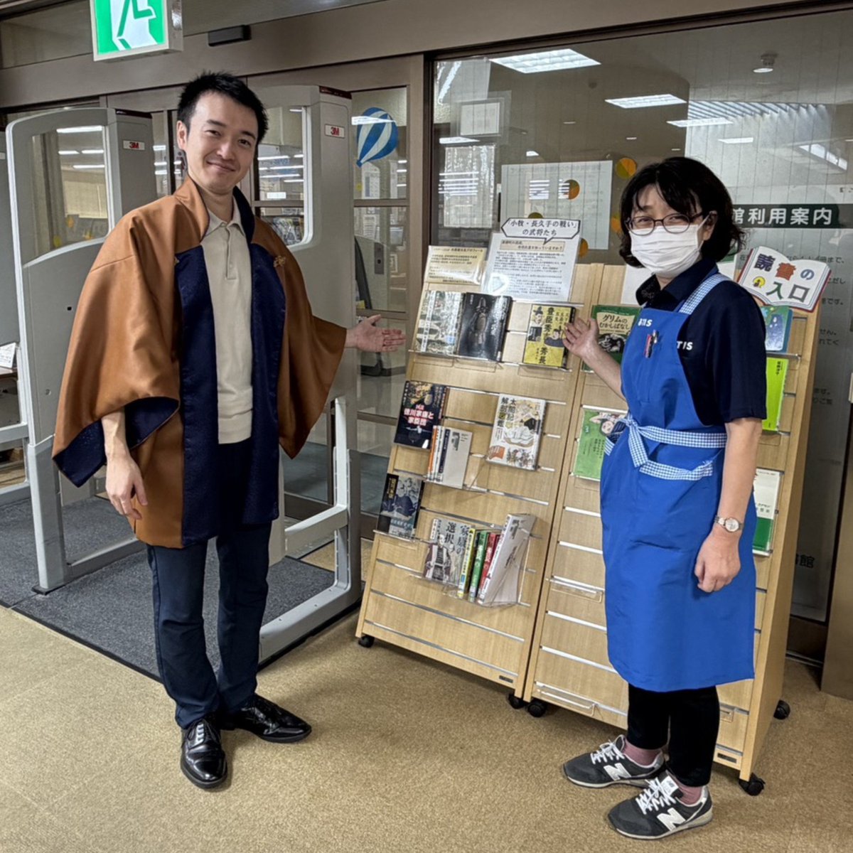 TogoLibrary's tweet photo. 今日は木曜日🌳
#東郷町立図書館 は17時までの開館です
読書の入口は…
近年、注目の #小牧・長久手の戦い ☝️
題して！ 特集『こまながの武将たち』🎉
昨日、#ミスターこまなが こと内貴健太さんがこのコーナーに登城✨️🏯😁
当館歴史担当Kさんと📸頂きました😊
皆さんご来館の際は、ぜひチェック🤗 https://t.co/I4arZMu5as