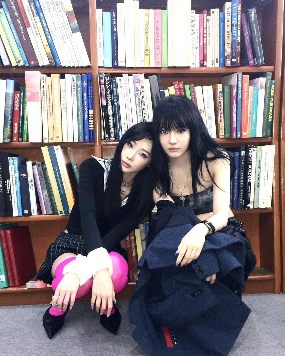 paraglideee's tweet photo. me and twin https://t.co/ePtKL9I4GI