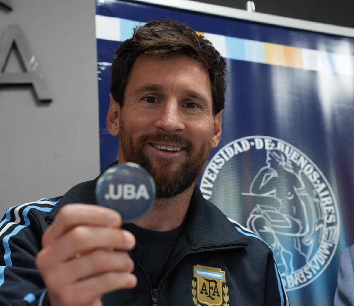 Anabelvillarc's tweet photo. Lionel tuvo que ganar 8 balones de oro, 4 Champions, dos copas América, un Mundial y una Finalissima para que la UBA le dé un pin. Universidad pública y de calidad, de las mejores del mundo; por algo el presidente no pudo ni pasar el CBC. #OrgulloUBA https://t.co/PAz6UDaXXh