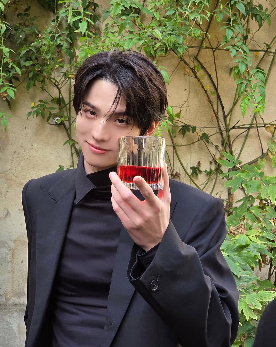 TWS__SHlNYU's tweet photo. 🥂

#SHINYU #신유 #シニュ
#TWS #투어스  #トゥアス #247WithUs https://t.co/f86V4ctI8y