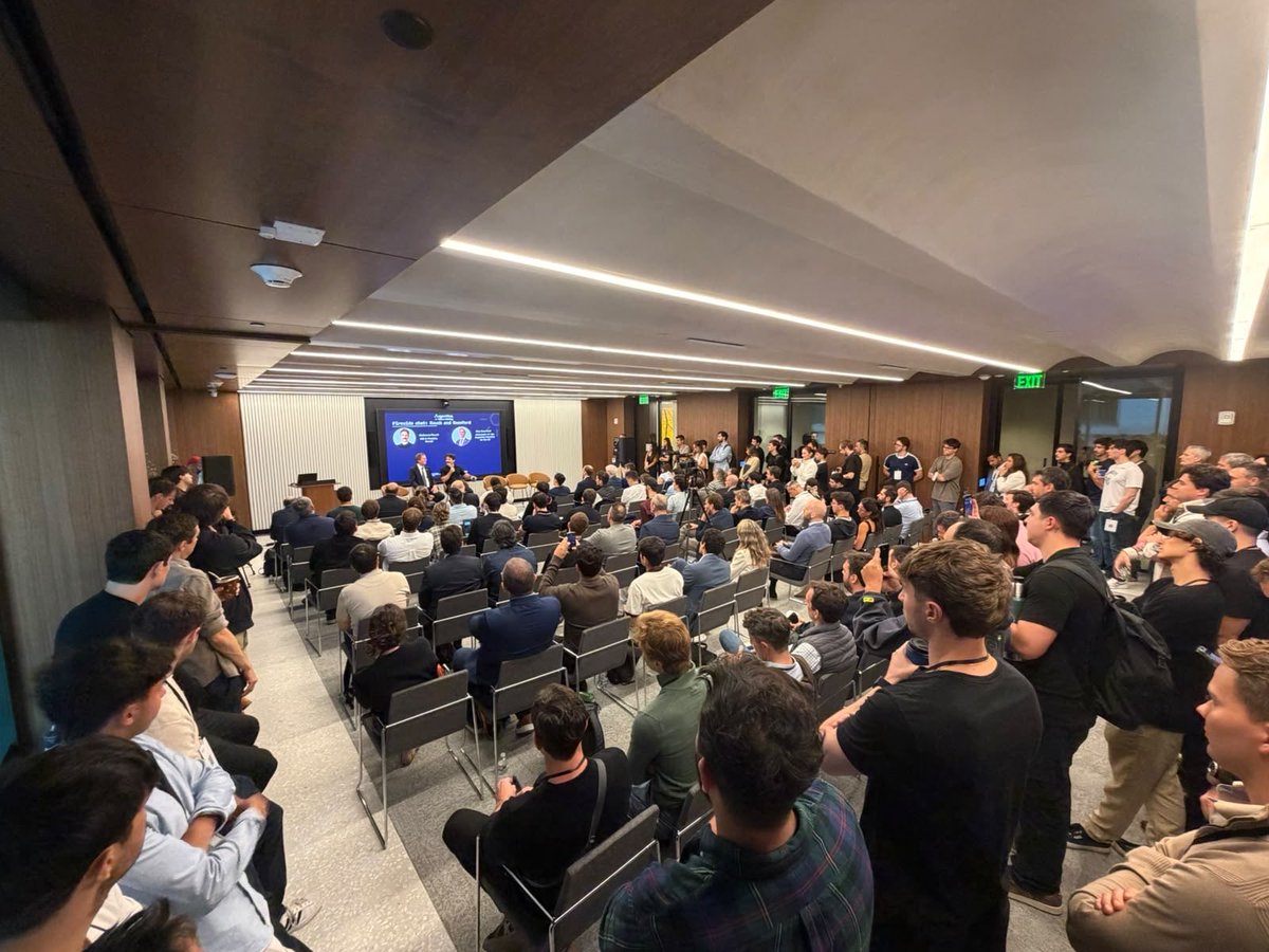 alejandrito's tweet photo. 🇦🇷💻 Si hay un argentino que simboliza el lugar que nuestro talento puede ocupar en Silicon Valley, es Guillermo Rauch, fundador y CEO de Vercel, quien hoy participó del primer "Argentina at Silicon Valley".

Creció en Lanús, aprendió inglés por su cuenta porque no había materiales de programación en español y a los 17 años ya era reconocido en la comunidad global de desarrolladores. Dejó la secundaria ante ofertas de trabajo de todo el mundo y se instaló en San Francisco, donde fundó y vendió su primera startup.

Hoy Vercel, valuada en más de USD 9.000 millones, es una pieza clave de la infraestructura de internet. En la era de la inteligencia artificial su rol es todavía mayor: más de la mitad de los despliegues en Vercel ya los inician agentes de IA. Cuando un modelo programa una aplicación, muchas veces la pone en línea con una herramienta creada por un argentino.

Como expresó el Presidente @JMilei ante la Asamblea General de la ONU y en su artículo en el Financial Times, la Argentina quiere estar a la vanguardia de la libertad en inteligencia artificial: sin regulación preventiva y con reglas que permitan que empresas como Vercel aceleren su crecimiento desde nuestro país.

Rauch es la prueba de lo que el talento argentino puede lograr en la frontera tecnológica, y una inspiración para la nueva generación de fundadores que hoy colmó la sala. Cómo nos divertimos ! 🇦🇷🇺🇸

@rauchg @vercel @jmilei @ARGinUSA
