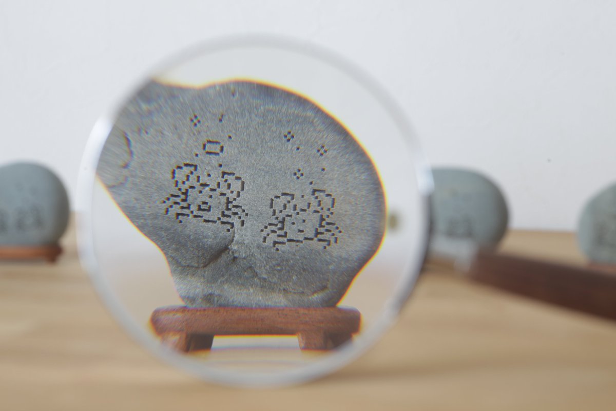 y4geta's tweet photo. 今週末の #PixelArtPark のために新作を仕上げてみました。虫眼鏡で覗き込むとドット山水の世界に入り込んでしまいます。石ごとの景色。是非会場で実物をご覧いただければと思います🔍 https://t.co/7R1QAr6Cqe