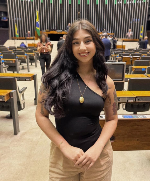 FuiMortdaSilv's tweet photo. Mulher de direita // Mulher de esquerda https://t.co/2sFxW1Nhsh