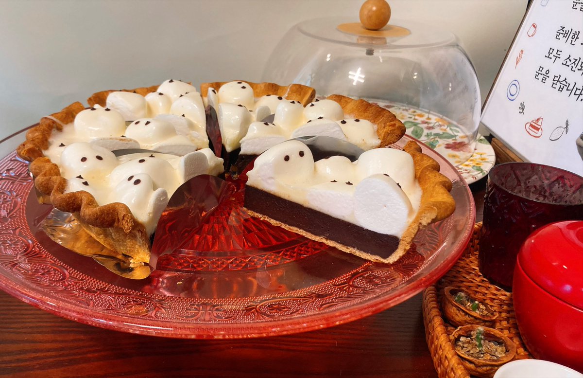 Seoho_Pie's tweet photo. *새 메뉴 안내*

👻🥧파이 유령 출몰👻🥧 
할로윈 시즌을 맞아 스모어 파이를 준비하였습니다.귀여운 마시멜로 유령들이 진한 초콜렛 필링 위에 빼곡히 모여들었습니다. 스모어 파이와 함께 오싹오싹 맛있는 가을을 보내세요!

가격
홀사이즈: 48,000원
조각: 7,000원 https://t.co/4fHJJm7a8H