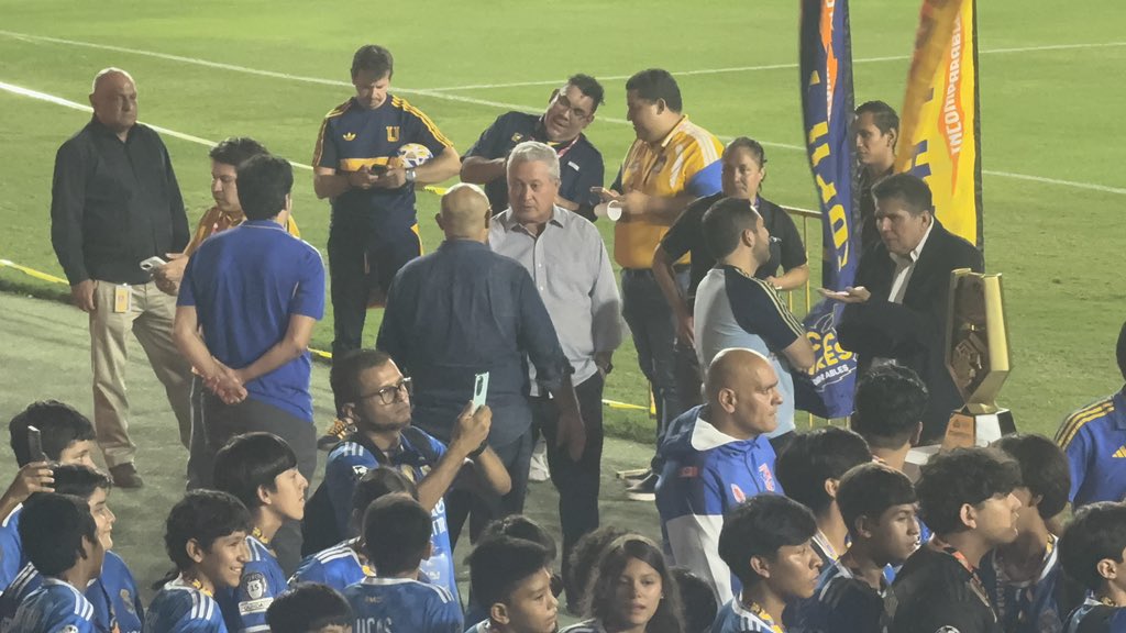 ReneFdz's tweet photo. 🐯 Víctor Manuel Vucetich y Carlos Emilio González, presentes en la inauguración de la Copa Tigres efectuada en el Estadio Universitario. https://t.co/h0ebt4JMfz
