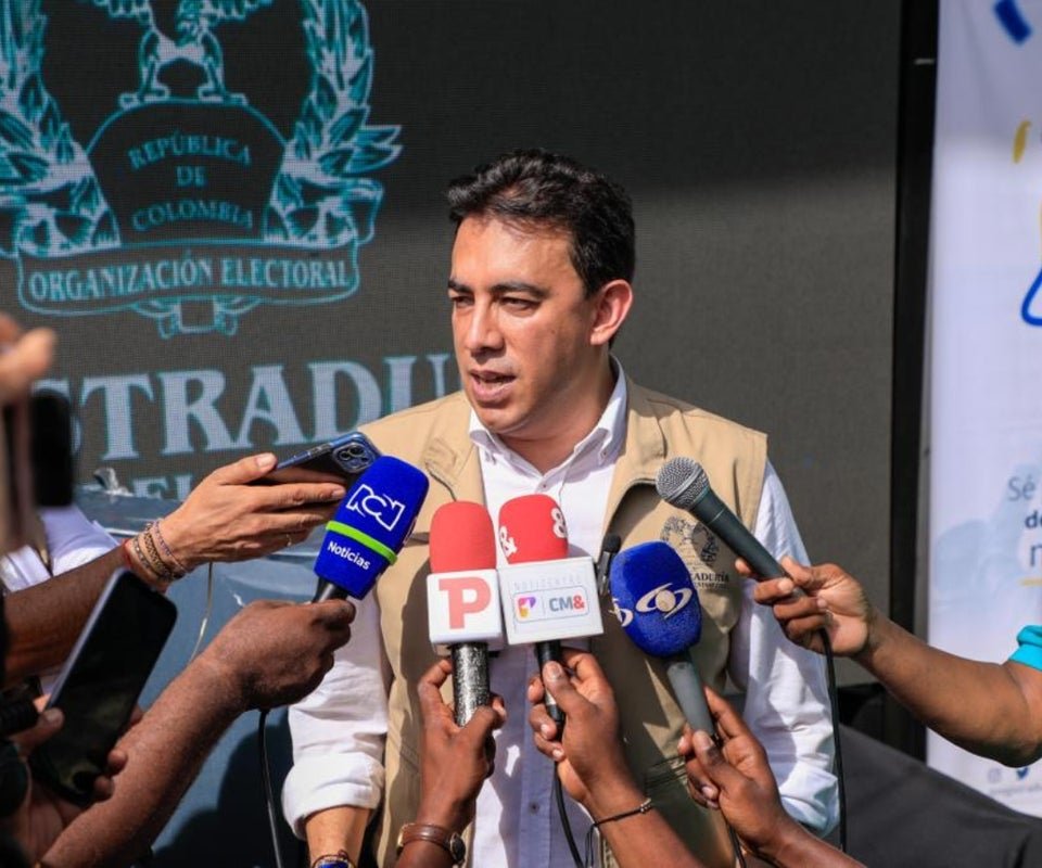 AndresGuryRod's tweet photo. Primero el trujillista @Jaime_Lacouture del partido @soyconservador por orden del mismo @QuinteroCalle, nos abrió una investigación por un chisme de un grupo de whatsapp, que decián que yo había contratado a @DELAESPRIELLALA por 500 millones de pesos, lo cuál era falso.
Procedió el impoluto @cesarabreu, a tomar la "investigación" por reparto y nos hizo la vida imposible, le dió como 5 giros a la misma, hasta que después de cientos de tutelas y haber recogido 305 mil firmas para sacar a la rata mayor; determinó que habíamos sobrepasado los topes de campaña de la recolección de firmas y acabó de tajo la misma, gracias a la siguiente orden del ex registrador Alexander Vega, actual director del @partidodelaucol.
Dos años después cuando recien me posesionaba YO como concejal, aceptó el @CNE_COLOMBIA que nunca nos pasamos los topes de campaña, menos que hubo irregularidades en el proceso. Se robaron la #RevocatoriaDanielQuintero. 
¿QUIÉNES? Los de las fotos abajo expuestas. ¿Cuánto les tocaría del botín de la bacrim del pinturismo?