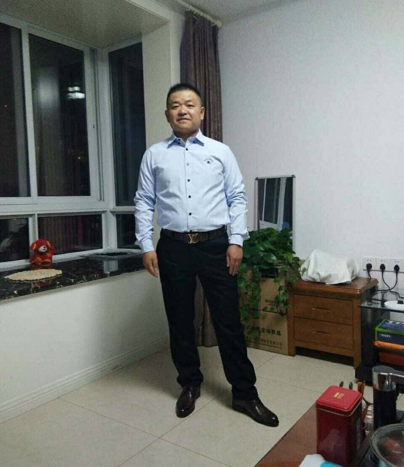 Fffqwu's tweet photo. 某工厂厂长直男大叔深夜在厂厨房犒劳自己，脱裤子到🐍一共两分半时间，可能是太久没有享受的原因 https://t.co/H6sj44y6er