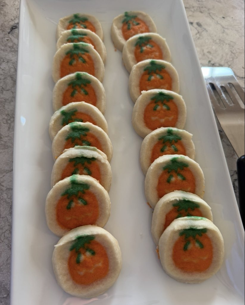 FoodPleaser's tweet photo. Be honest here…. How many are you eating? 🍪 🎃 https://t.co/aTfsuH2gdB