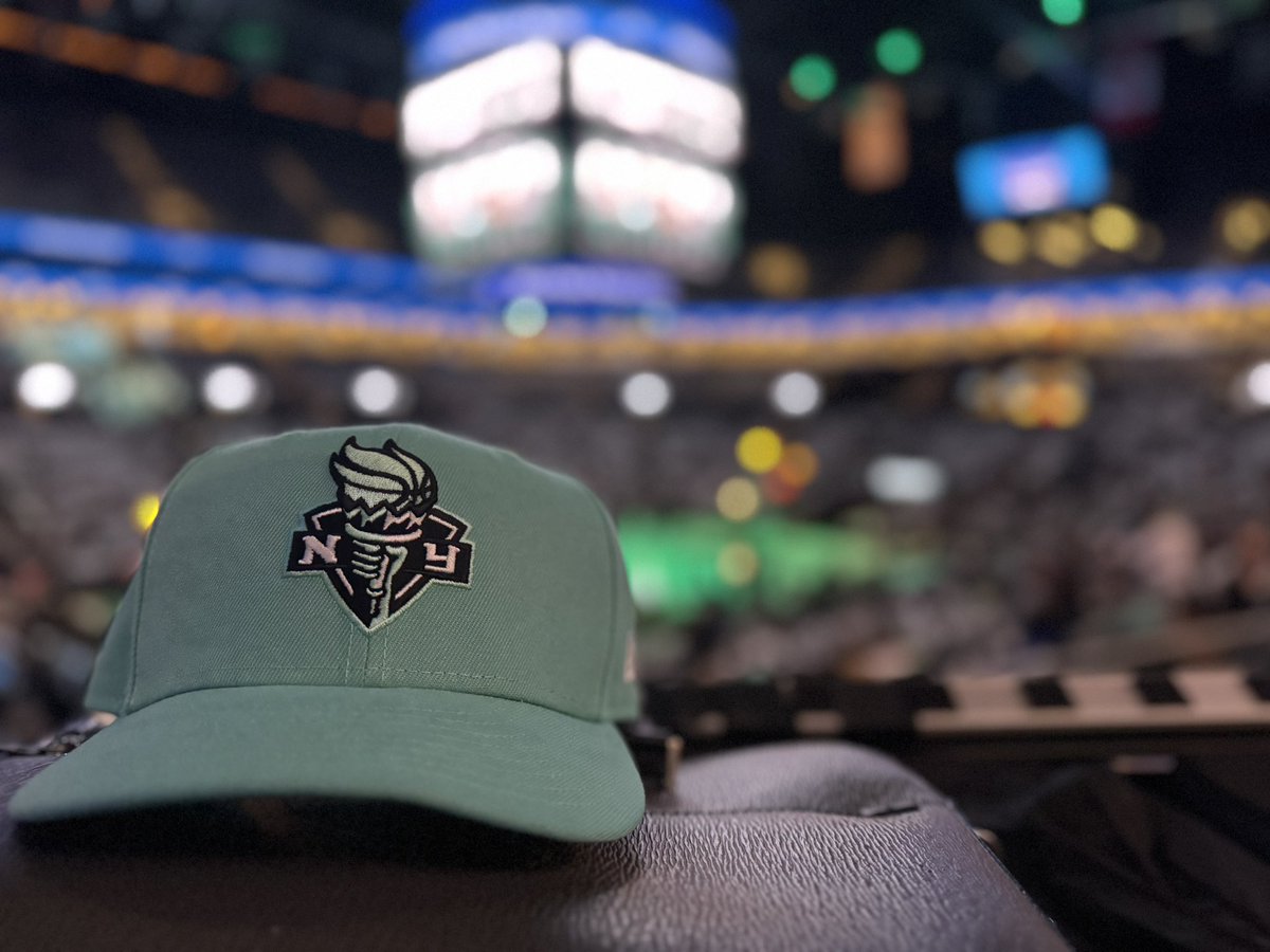 Sook_Sports's tweet photo. FAUTHOUX ARE YOU KIDDING ME?!?! Bonus Basketball in Game 2. #LightItUpNYL https://t.co/V9JgYHam8T