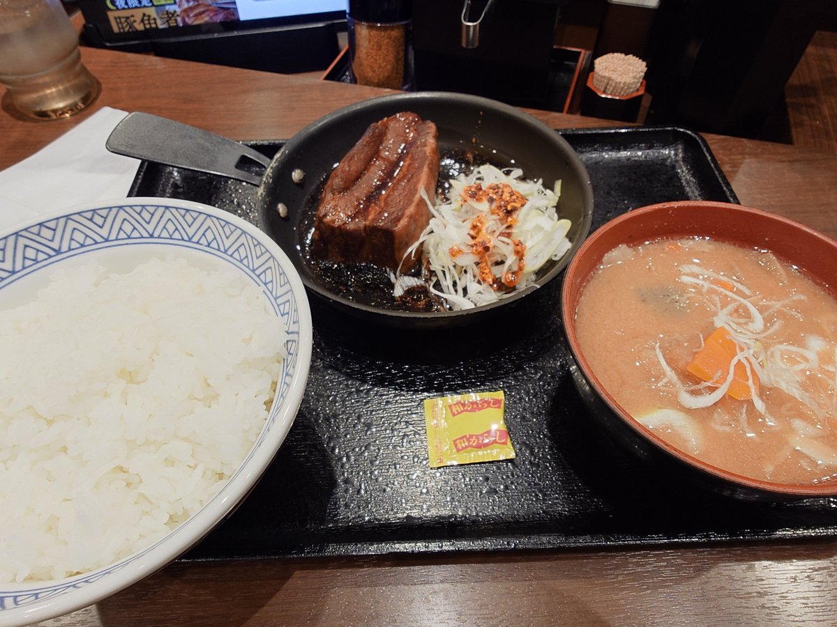yomo524's tweet photo. 角煮は普通に美味いが角煮タレの染みたネギラー油という存在が美味すぎる https://t.co/dv7ZDEa5pK