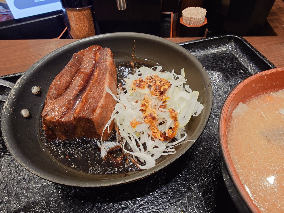 yomo524's tweet photo. 角煮は普通に美味いが角煮タレの染みたネギラー油という存在が美味すぎる https://t.co/dv7ZDEa5pK
