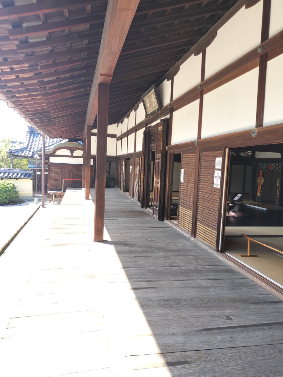 Barbaross1189's tweet photo. 等持院の庭園及び木像が安置されている霊光殿。

残念ながら木像は撮影不可だが、元は石清水八幡宮豊藏坊にあった徳川家康像(４２歳時)が併せて安置されている

また同院は『日本映画の父』ことマキノ省三が撮影所を開設し、境内には銅像も建立されており縁が深い

#2026おっさん歴史紀行 https://t.co/wfw3ujX5Fr