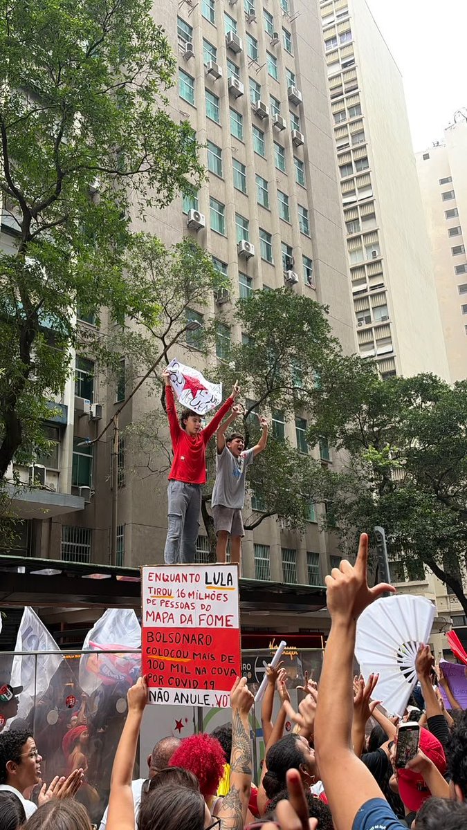 sennamourr's tweet photo. os comentários dizendo que deveriam estar na escola sendo que uma criança ARMADA estava comemorando o primeiro turno e vocês não falaram absolutamente porra NENHUMA!!! será por que estas crianças de hoje crescerão estudiosas, rebeldes ao sistema corrupto de vocês? 🤔 https://t.co/zhh9XEaVeF