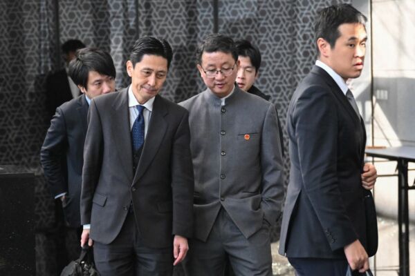 gtranslatornfsc's tweet photo. 中共又爆外交礼仪丑闻 日本政府已提出交涉

9月8日（秘密翻译组）—读卖新闻消息，日本外务省发言人北村俊博在7日的记者会上透露，针对中共外交部副发言人郭嘉昆在记者会上直呼高市首相“高市早苗”一事，日方已向中方提出交涉。据称，日方表示：即使立场不同，对一国领导人给予应有的尊重，这也是国际礼仪上的常识。

9月30日，郭嘉昆在记者会上被问及对小泉进次郎防卫大臣9月28日就国家安全保障战略等“安保三文件”修订问题发表的“不应设限、不排除任何选项，应就此展开讨论”这一关于拥有核武器及核潜艇的言论的看法时，未使用尊称直接称呼日本首相名字。

此前，已有中共驻大阪总领事总领事薛剑的“砍头”X丑闻贴，还有时任中共外交部亚洲司司长刘劲松的“双手插兜”不雅照，成为国际外交奇葩事。这一些列外交失礼行为都展示了中共傲慢无礼的本性。