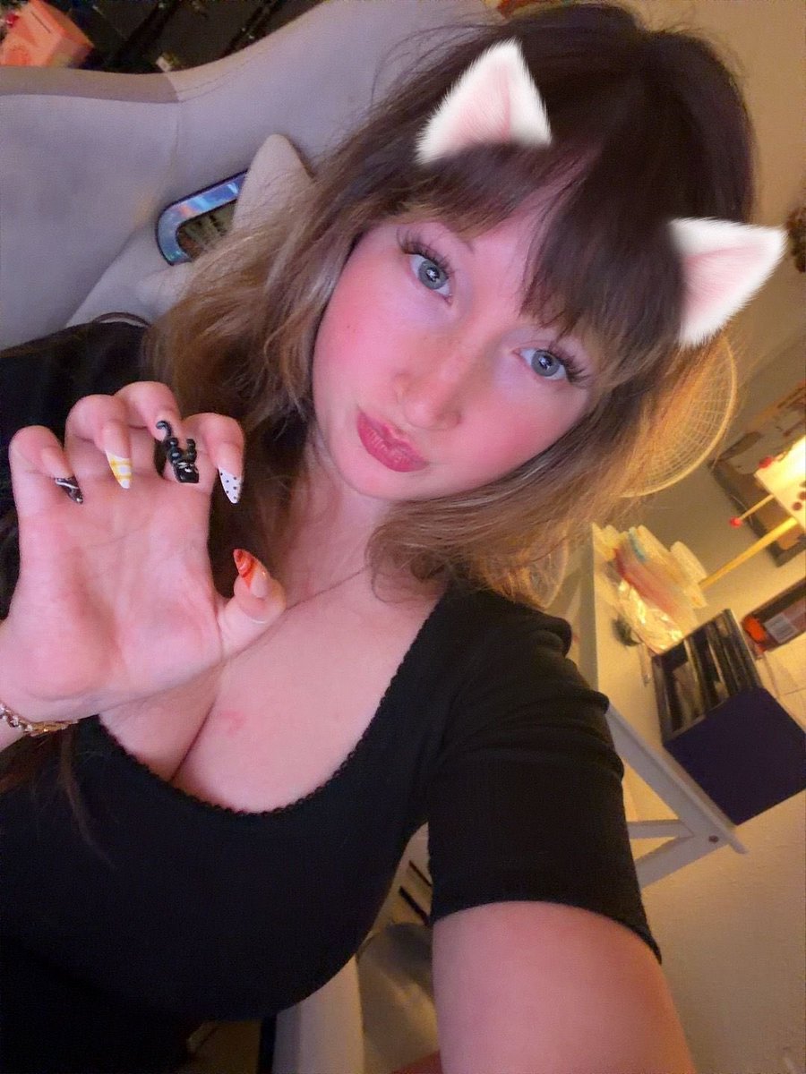 ogkittyyyy's tweet photo. almost to 200 followers on here , you guys are the best :3 

#catgirl #puppygirl #roblox https://t.co/r5gFLWBGVE