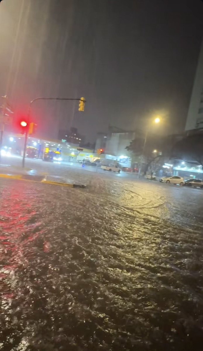 BreakstuffLV's tweet photo. No, no es Venecia, es Montevideo. https://t.co/yNT9kXkfM1