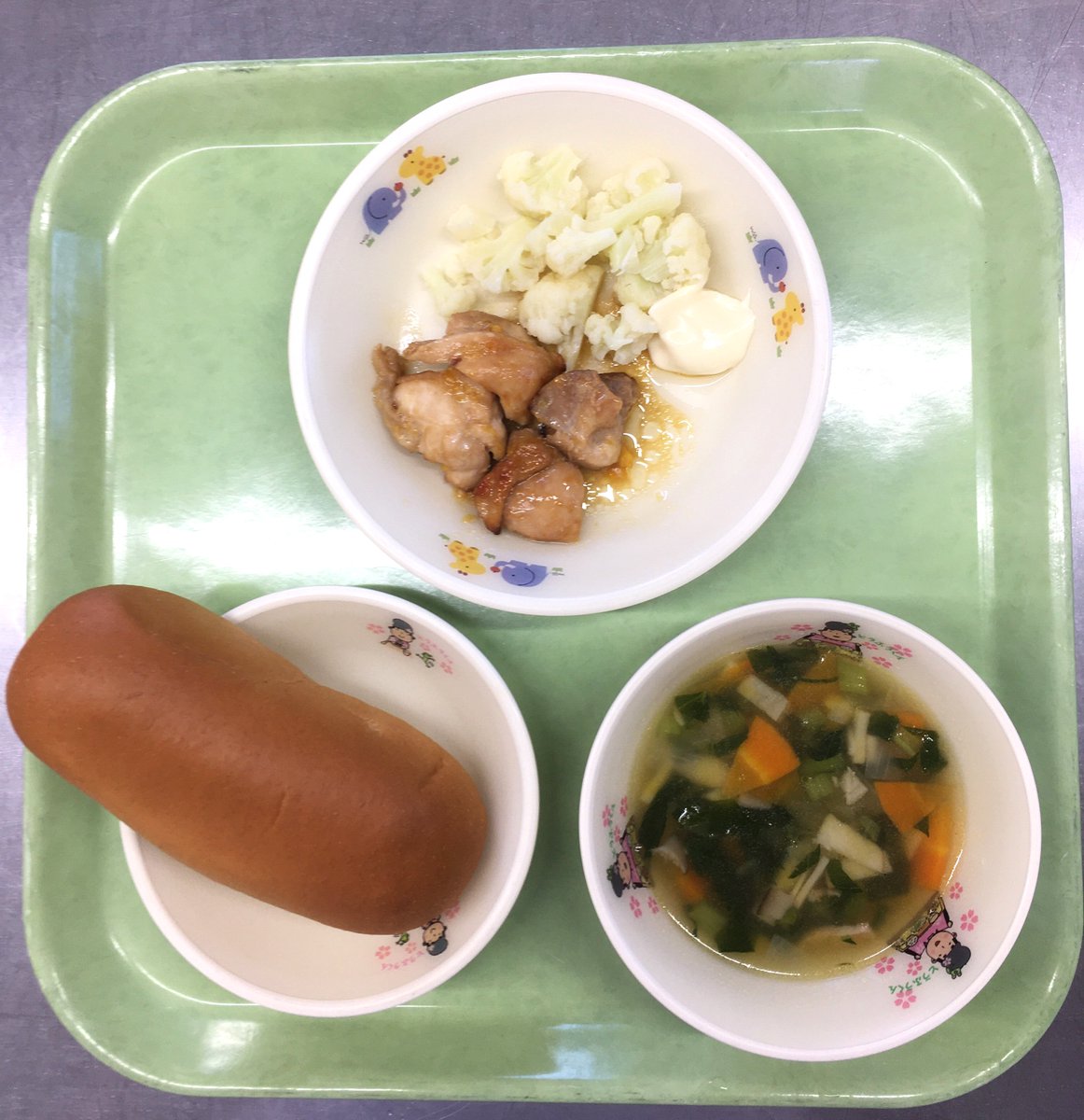 kasugaikyushoku's tweet photo. 10/8　　#保育園　　#給食

☆☆☆☆☆
・クロロールパン
・鶏肉のマーマレード焼き
・小松菜と南瓜のスープ
☆☆☆☆☆

#春日井市　　#今日の給食　
#おいしい給食

\\ 　午後おやつは・・・・♪　// https://t.co/iq9rHKoSoh