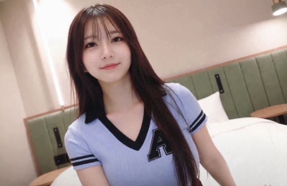 xupaopaogm's tweet photo. 听说她最近很火啊，颜值确实高，有出处吗 https://t.co/xAMVodH06z