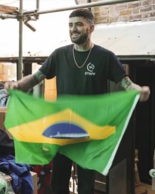 acessozayn's tweet photo. É REAL MESMO! Zayn já se encontra no Brasil pela primeira vez em 12 anos! 😭 https://t.co/K4Xx0ChPHg