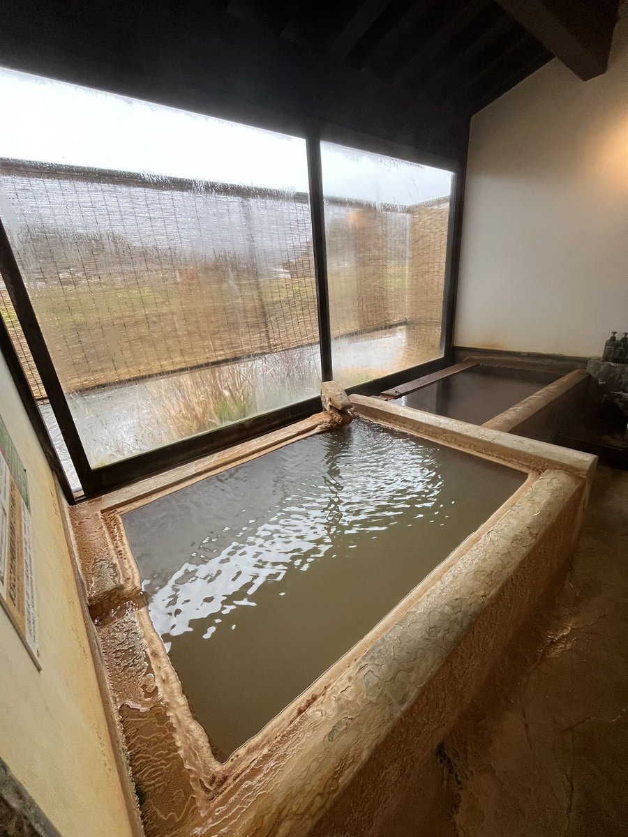 hotspringsrec's tweet photo. 大分・長湯温泉の貸切風呂が楽しめる宿
万象の湯
黄色い濁り湯とシュワシュワの冷泉。 貸切風呂では温泉との交互浴を楽しめる！
冷泉に浸かっていると体に気泡がびっしり🫧 炭酸泉好きにはたまらない温泉です。

▼宿泊詳細記事はこちら https://t.co/x1IVcHRnjE https://t.co/b3kybr6hDK