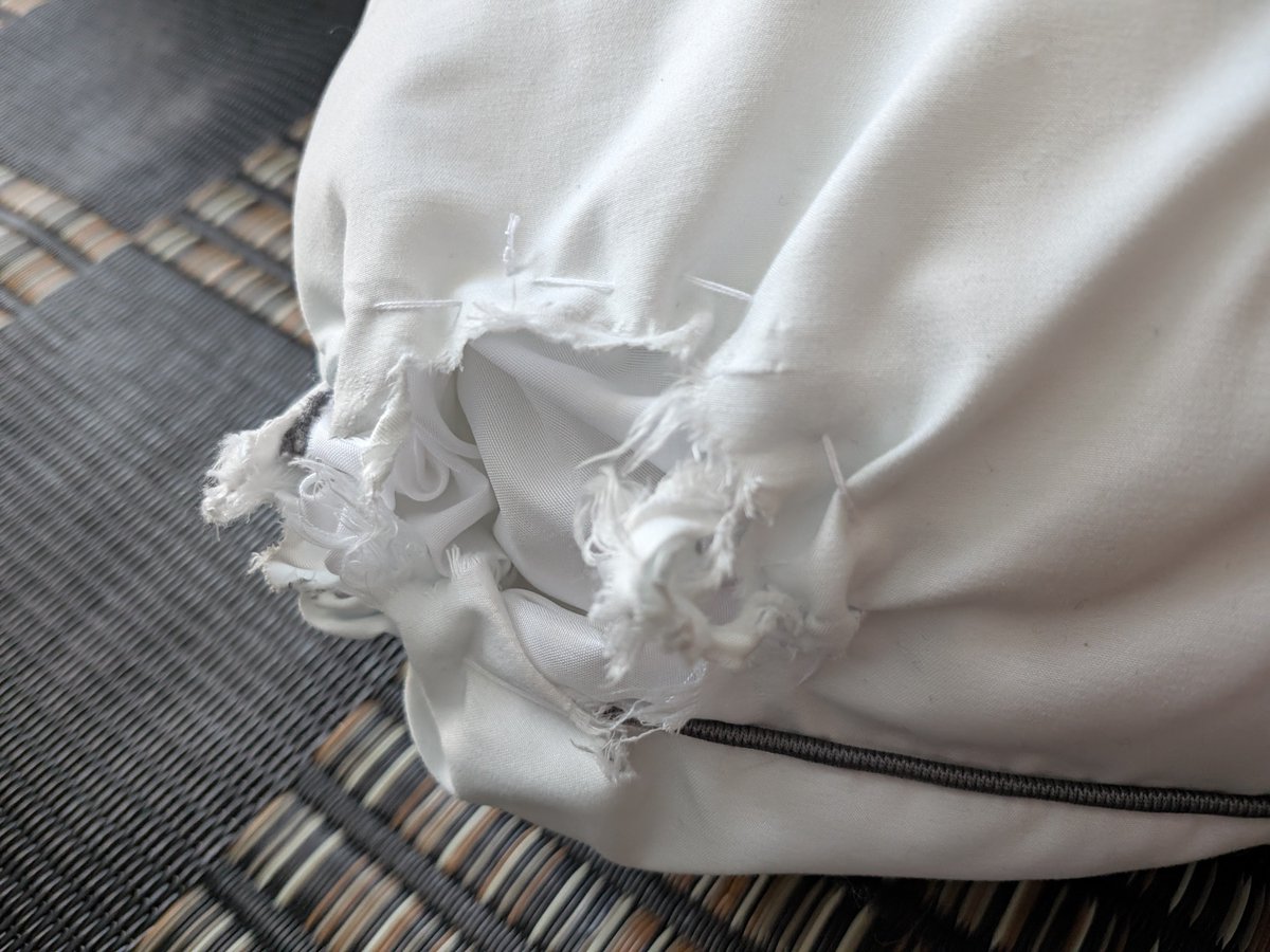 hane1899b's tweet photo. こないだ洗濯した時に枕破れちゃったから縫ってみたけどこれが限界です、、、、

裁縫難しすぎる、、、 https://t.co/77FuPWhhG8