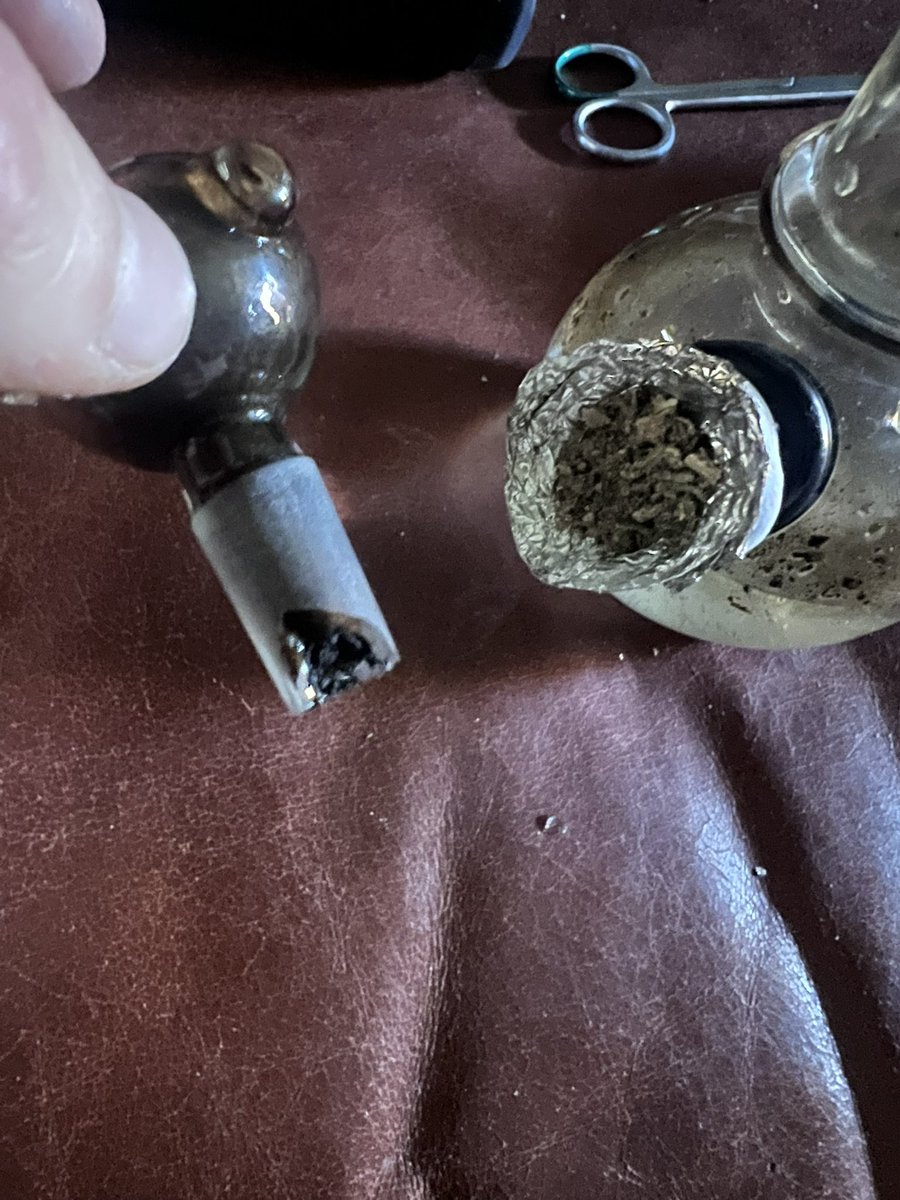 gwuappper's tweet photo. @sophie_ispink JUST dropped and broke my piece, not breathing in glass so i made al foil bowl https://t.co/5k3Ouiqqn5
