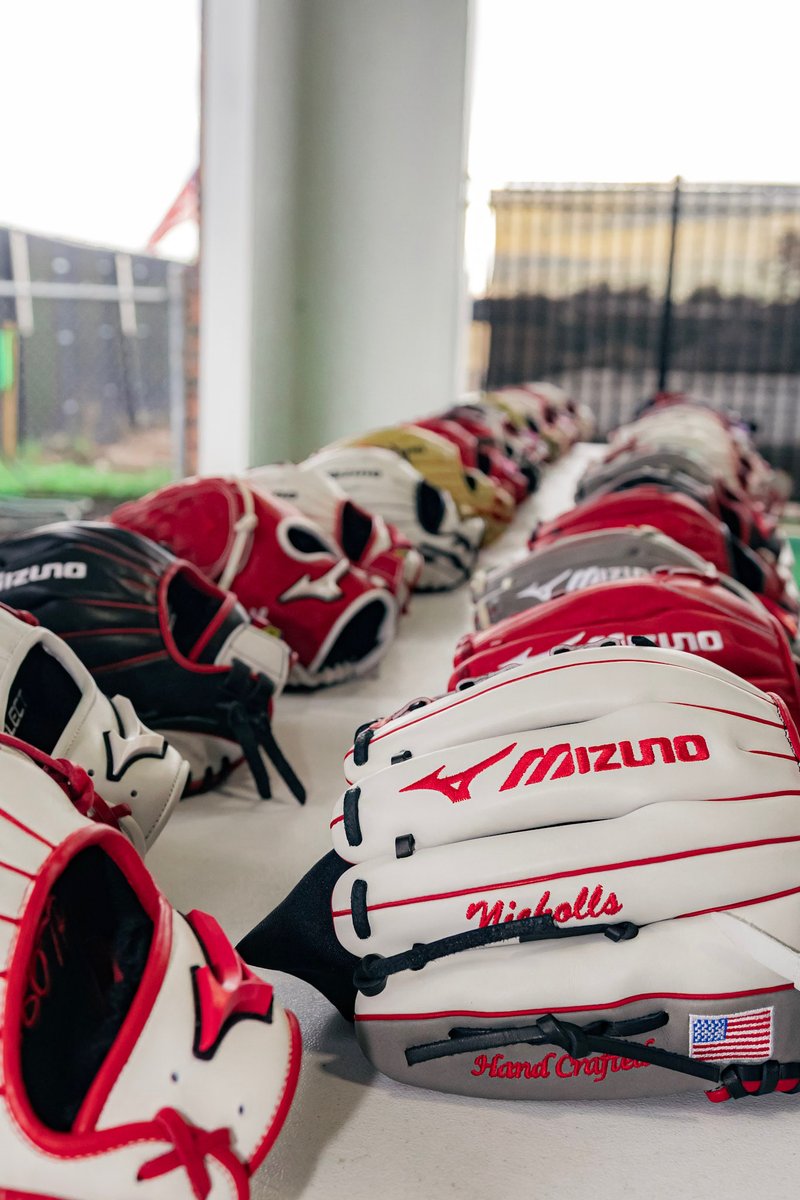 nicholls_sb's tweet photo. Two words: Glove Day! 

Powered by @MizunoFPitchNA

#SwordsUp⚔️ | #GeauxColonels https://t.co/Nx0qbJ3lJw
