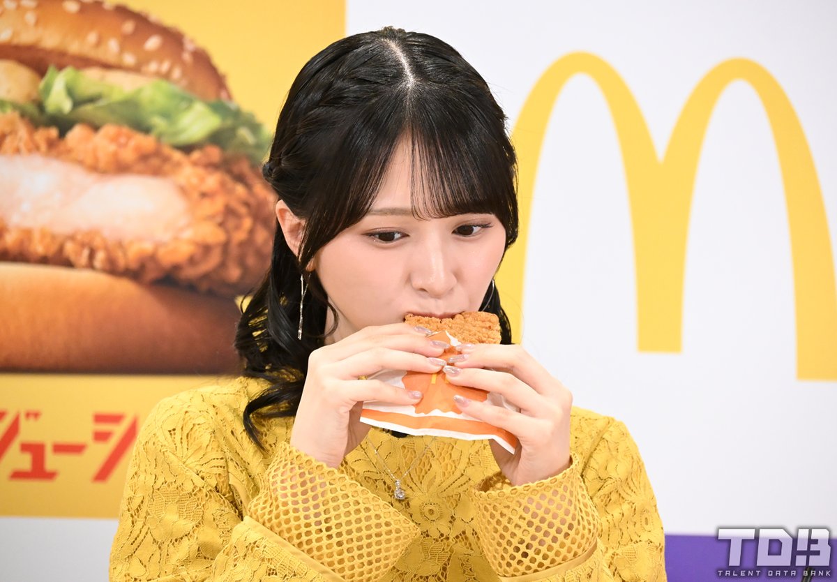 talent_databank's tweet photo. ＝LOVE佐々木舞香、新商品に合わせた黄色の衣装で登場！試食では“ジューシー”すぎるあまり「リップいらないぐらい潤ってます」と驚き！ 

▼詳細はこちら
https://t.co/JoLPs9ZyOQ

#佐々木舞香 #イコラブ #マクドナルド https://t.co/zmV5TSVcV9