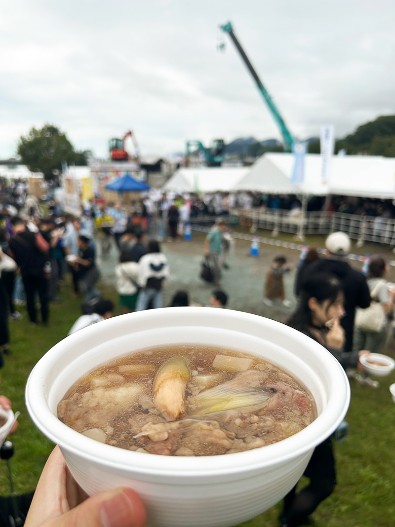 kobelcokenki's tweet photo. ／
約3万食分の芋煮��くりで
コベルコの建設機械が活躍✨
＼
日本一の芋煮会フェスティバルで、当社のミニショベルが大鍋の芋煮をすくう大役を担当✨さらにクレーンも、ショベルの設置や大鍋の蓋の移動で活躍しました💪
食品を扱うため、グリスの代わりにバターを使用するなど、芋煮会ならではの工夫も施されています🧈

本イベントに関してたくさんのコメントをいただき、ありがとうございました！
#芋煮会フェスティバル