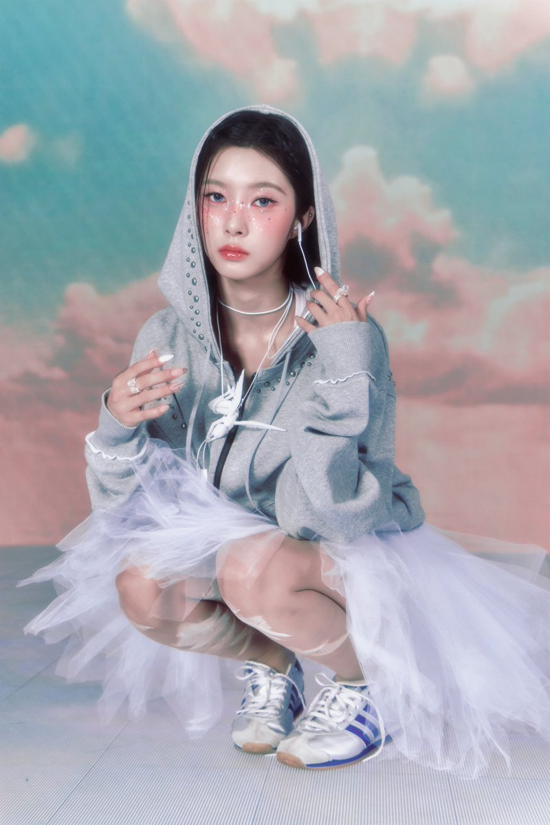 ohtnyc's tweet photo. head in the clouds. headphones optional ☁︎
ANGELS ONLINE with Kep1er’s Dayeon.
LOOKBOOK 03 / 04 — new looks daily.
Shop now at https://t.co/qOommDMzQU.

[#김다연 #DAYEON #Kep1er #케플러 #OHTNYC
#OHTNYCxDAYEON @official_kep1er] https://t.co/LohIXkyhlC