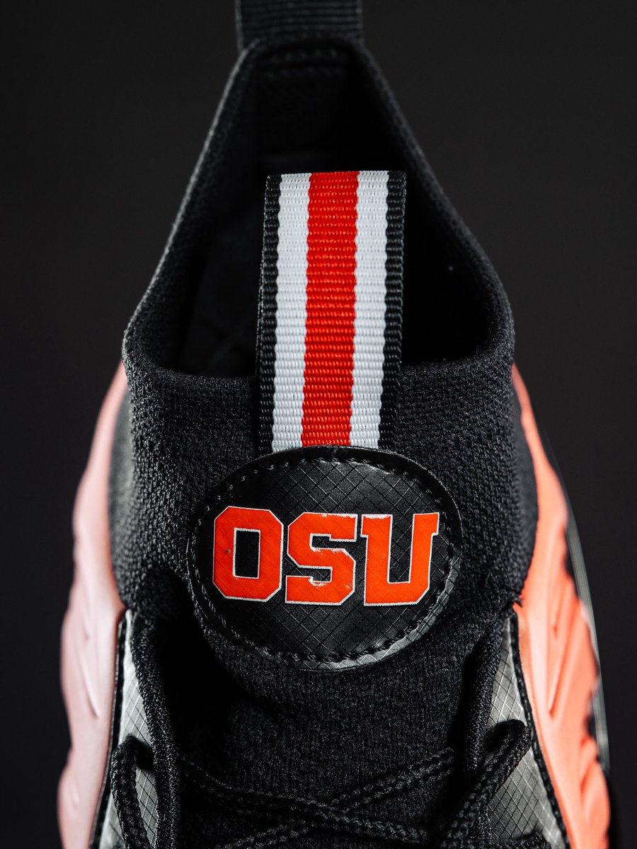 BeaverFootball's tweet photo. Nike Vaporposite Pro for Oregon State. 

1 of 1 🔥 @usnikefootball 
—
#TheDamStandard https://t.co/srmcmP1lEw