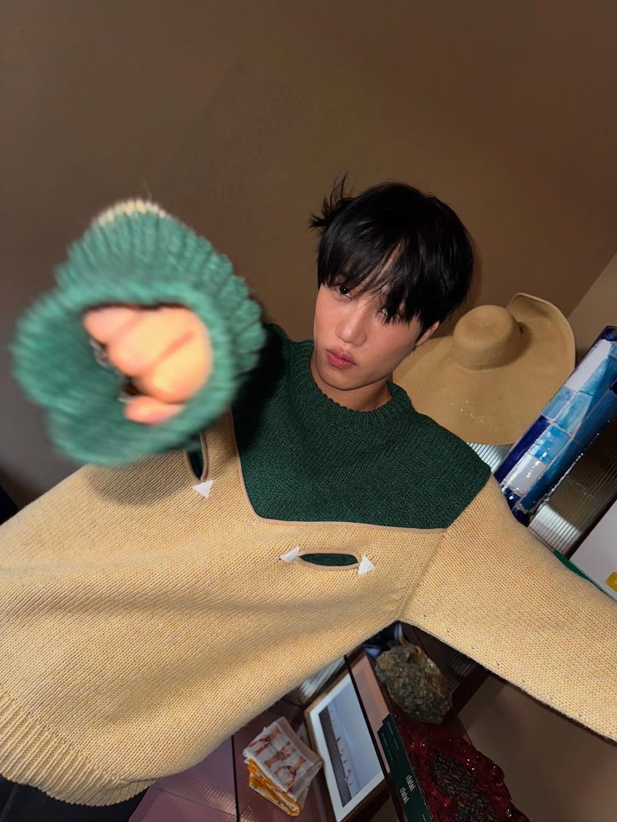 Yex0_L's tweet photo. 이 착장의 카이 좋아
소매 길게 빼고 있는거 아기곰🐻 같아 https://t.co/m09O0Dt1Td