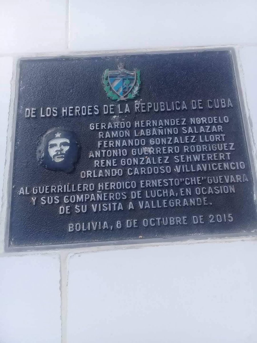 GHNordelo5's tweet photo. "Y no porque te quemen,
porque te disimulen bajo tierra,
porque te escondan
en cementerio, bosques, páramos,
van a impedir que te encontremos..." #Cuba #CDRCuba #CheVive #LosCinco https://t.co/uuusuNaQ7B