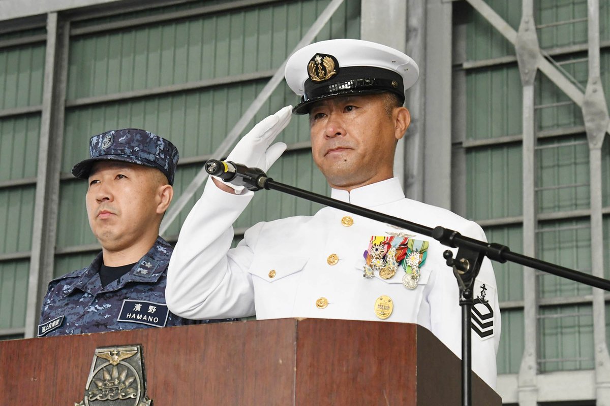 jmsdf_5aw's tweet photo. 【群先任伍長交代披露】
第５航空群先任伍長が交代しました。
新しく就任した第１１代群先任伍長のモットーは「感謝」です。これまでと同様、「精強」第５航空群で在り続けられるよう尽力し、第５航空群に新たな風を吹き込みます！
#自衛隊 #海上自衛隊 #先任伍長 #感謝 #精強 #沖縄 https://t.co/8CCVg29gzi