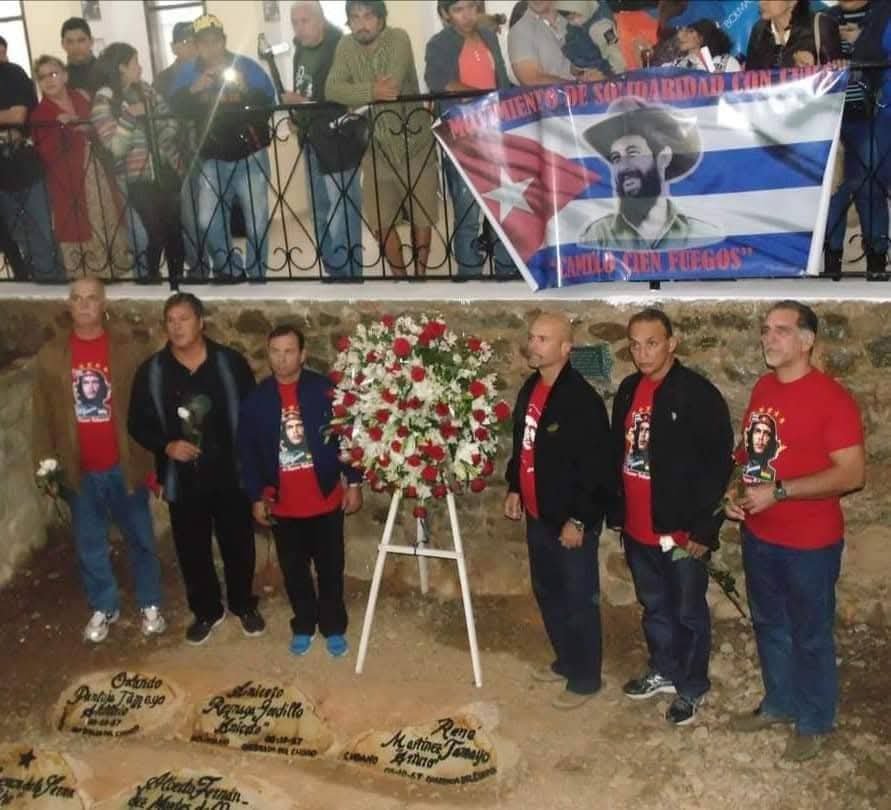 GHNordelo5's tweet photo. "Y no porque te quemen,
porque te disimulen bajo tierra,
porque te escondan
en cementerio, bosques, páramos,
van a impedir que te encontremos..." #Cuba #CDRCuba #CheVive #LosCinco https://t.co/uuusuNaQ7B