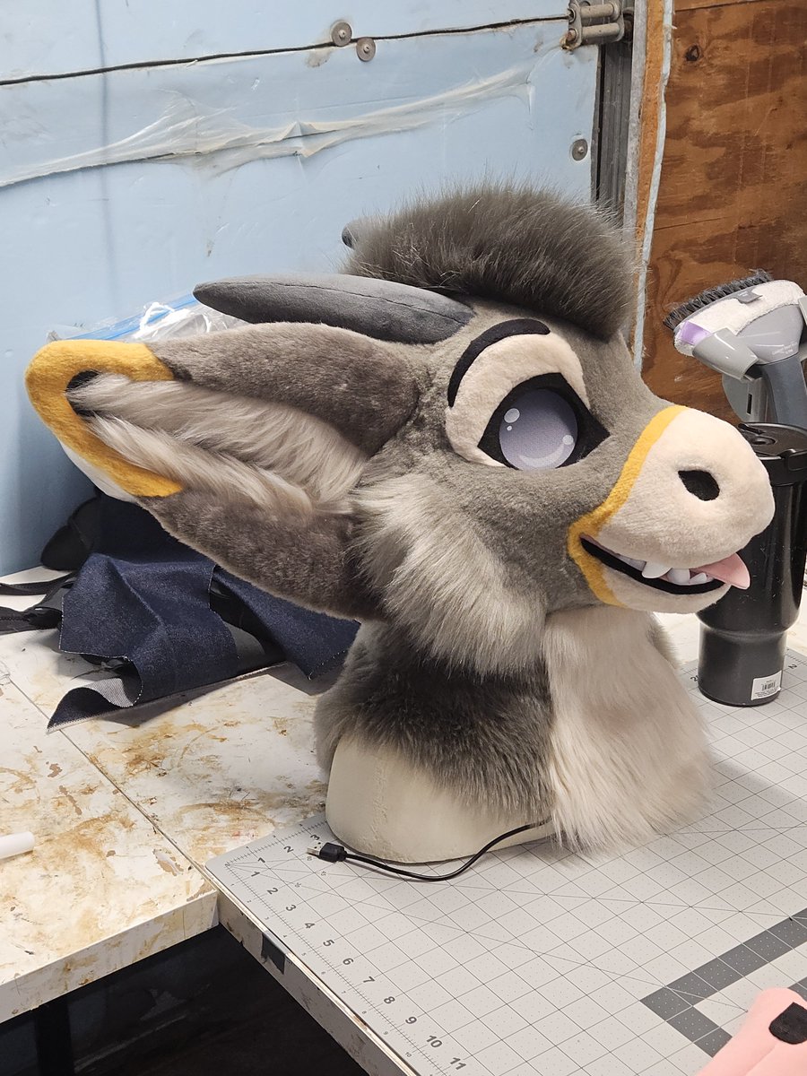 MonoyashaDvC's tweet photo. This cutie is nearing completion. Just some handsewing left for the liner. https://t.co/PcRVYMbnnK