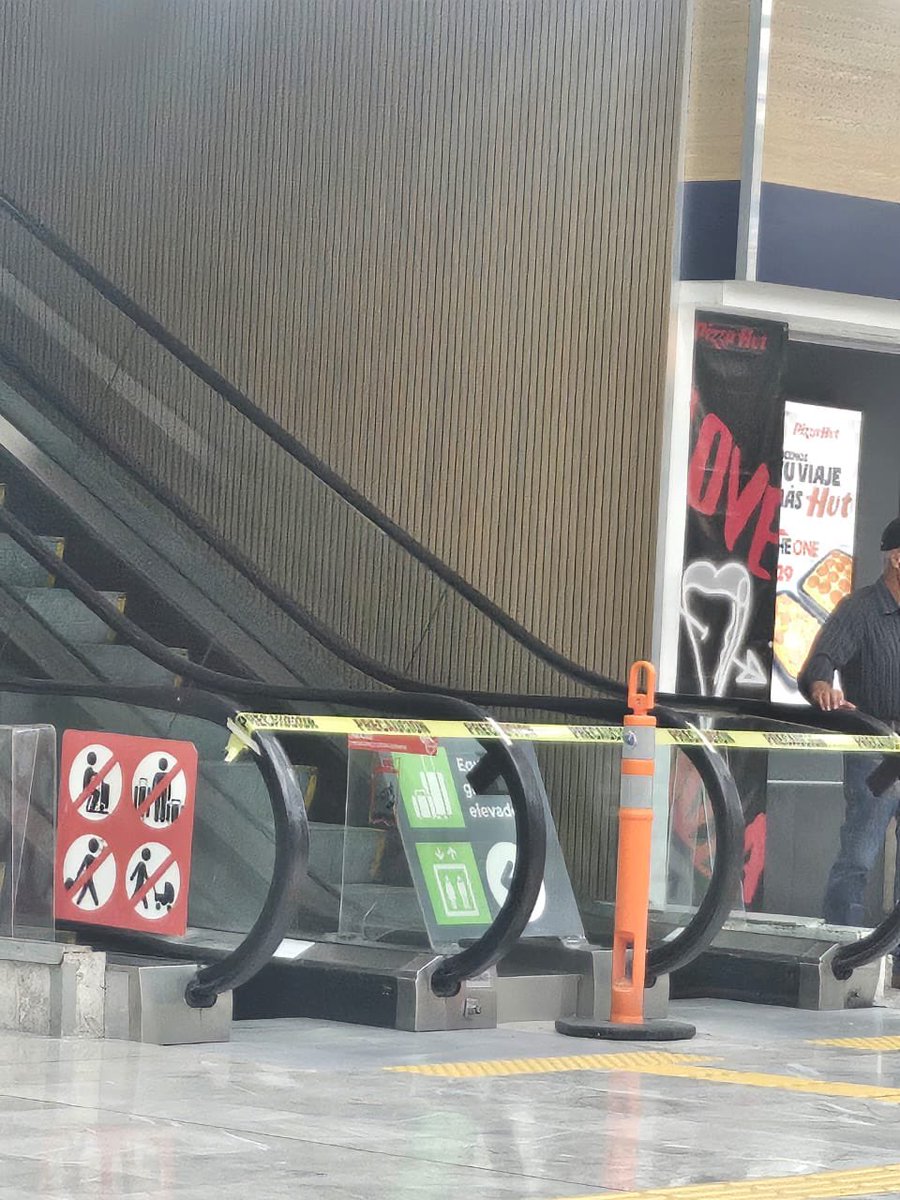 lumendoz's tweet photo. Para la colección del @AICM_mx Ni elevadores ni escaleras eléctricas funcionan en T1 . Almirante Padilla @SEMAR_mx qué excusa tiene? https://t.co/i7lWpcTJsD