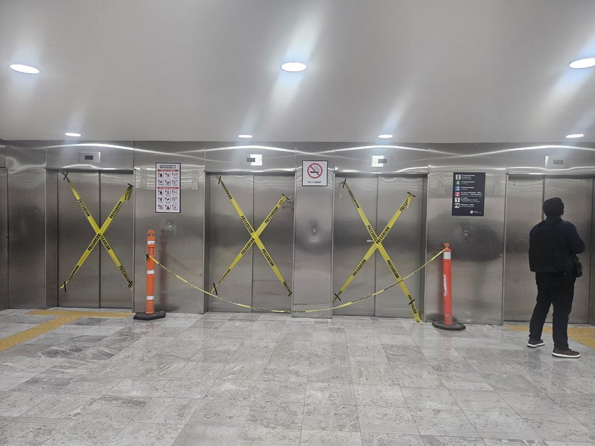 lumendoz's tweet photo. Para la colección del @AICM_mx Ni elevadores ni escaleras eléctricas funcionan en T1 . Almirante Padilla @SEMAR_mx qué excusa tiene? https://t.co/i7lWpcTJsD